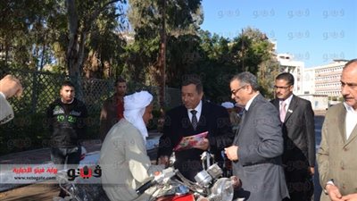 بالصور.. توزيع 15 دراجة بخارية على المعاقين بالبحيرة