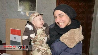 بالصور.. أطفال بملابس الجيش أبرز تقاليع المصريين في الاستفتاء بالسعودية