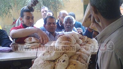 أصحاب مخابز إدفو يغلقون أبواب مطحن الدقيق بالجنازير