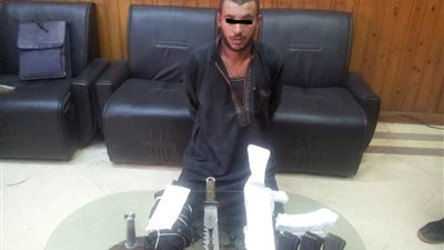 ضبط عاطل بحوزته بندقية آلية في الطريق العام بـ