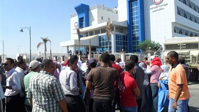 تجمهر المواطنين بمستشفى التأمين الصحي بـ