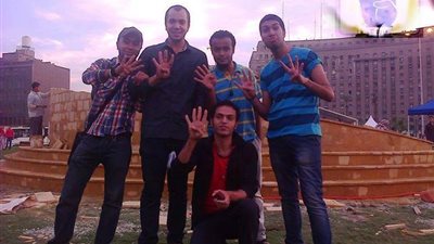 بالصور.. شباب «المحظورة» يحتفلون بتحطيم النصب التذكاري بإشارة «رابعة»