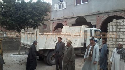 بالصور.. رئيس الوحدة المحلية بـ«نواميس أسيوط» يقود سيارة النظافة