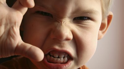 احذرى أن تشجعى سلوكيات طفلك السيئة دون أن تدرى