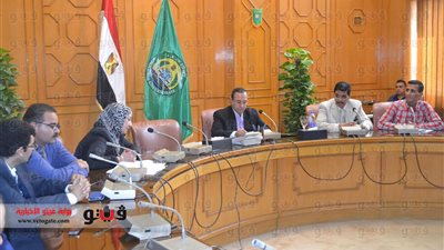 محافظ الإسماعيلية يناقش مشاكل الصيادلة