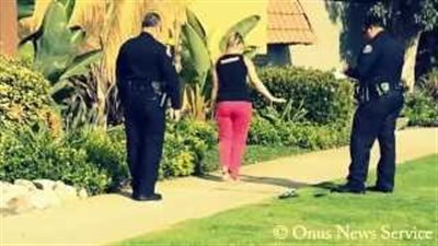 بالفيديو.. شاهد كيف تعامل رجال شرطة مع فتاة مخمورة