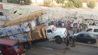 بالفيديو والصور.. إغلاق كوبري السلام عقب انزلاق سيارة محملة بالأخشاب
