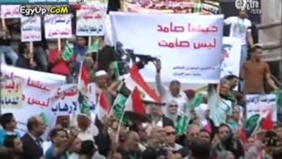 بالفيديو.. سلسلة بشرية أمام نقابة الصحفيين للتنديد بحادث العريش