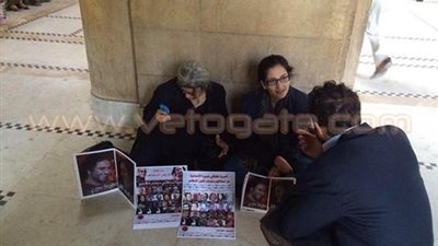 فض اعتصام أسرة علاء عبد الفتاح بدار القضاء بالقوة