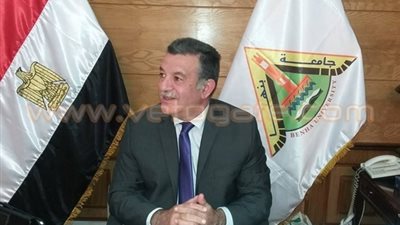 رئيس جامعة بنها يزور والدي محافظ الفيوم بالمستشفى الجامعى