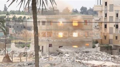 الجيش يبدأ تفجير منازل الشريط الحدودي برفح.. لجنة التعويضات تحصر 724 منزلا لإخلائها.. حرمان 78 منزلا من التعويض لاحتوائها على أنفاق.. ولا نية لإجلاء سكان الشيخ زويد ورفح