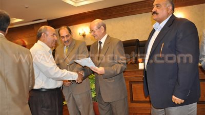 محافظ الجيزة يكرم الموظفين المحالين على المعاش