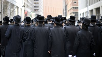 بالفيديو والصور.. آلاف اليهود يتظاهرون في شوارع نيويورك