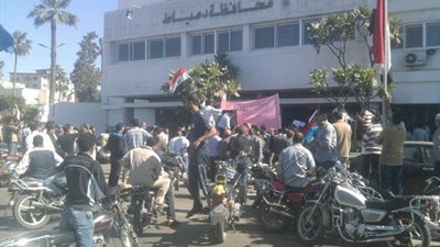 صناع الأثاث بدمياط يقطعون الطريق احتجاجًا على ارتفاع أسعار الأخشاب