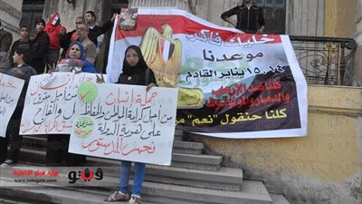 بالفيديو وبالصور.. وقفة لحملة إنسان أمام محكمة الإسكندرية لدعم الدستور