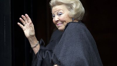 ملكة هولندا تُطالب مصر بإضاءة الأهرامات وأبوالهول باللون البرتقالى