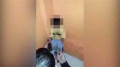 بالفيديو.. لقطات مروعة لمبارزة بين طفل صغير ورجل بالسكين