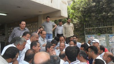 إضراب العشرات من العاملين بكهرباء الريف في الباجور