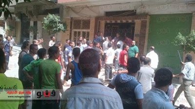 أهالي قرية يطاردون عناصر 