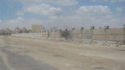 بالصور.. رفع مخلفات الهدم والبناء بشارع المطار بالجيزة