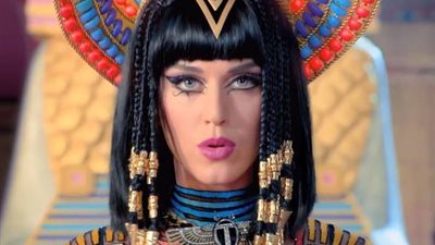 مغني ديني يقاضي 