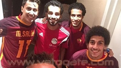 لاعبو المنتخب الوطني بزي «روما» الإيطالي