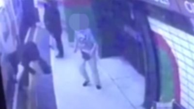 بالصور.. مسن يدفع امرأة محجبة في اتجاه قطار مسرع بلندن