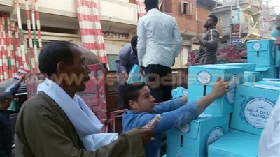 بالصور.. «النور» يوزع مياها معدنية على أهالي العامرية