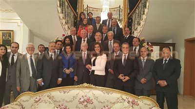 بالصور .. وزير العمل البحريني لـ«نبيلة مكرم»: الجالية المصرية مسالمة