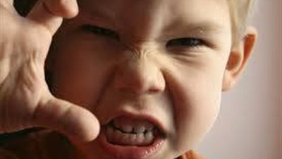 5 سلوكيات تجعل طفلك عدوانيا.. احذريها