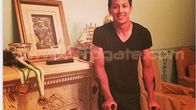 بالصورة.. عمرو جمال بالعكاز داخل منزله