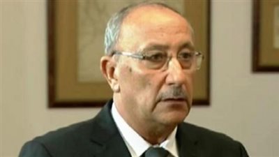 محافظ أسوان يقدم التهنئة لأوائل الدبلومات الفنية