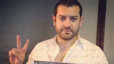 عمرو يوسف يوقع استمارة 