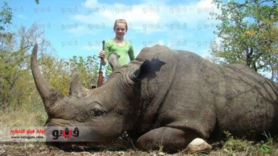 بالصور.. فتاة أمريكية تعشق قتل الحيوانات لتلقط الصور معهم