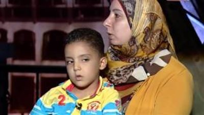 بالفيديو.. أب يضرب ابنه بالكرباج ويطفئ السجائر في جسده