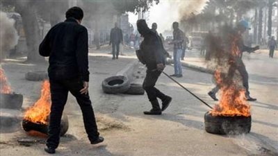 مجهولون يشعلون النيران بشريط السكة الحديد بـ«أسوان»