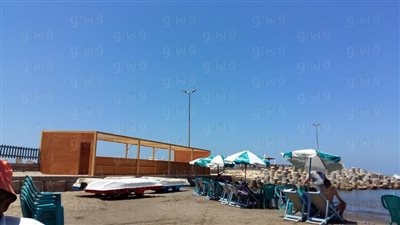 إزالة كشك مخالف على شاطئ رأس البر