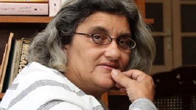 ليلى سويف تٌطالب الشباب بضبط النفس أمام «دار القضاء»