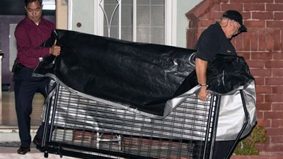 زوجان يربيان ابنهما 