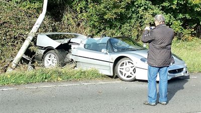 بالصور.. تحطم سيارة فيرارى بـ10 ملايين جنيه