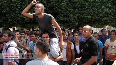 بالفيديو والصور.. طلاب جامعة القاهرة يهتفون للسيسي