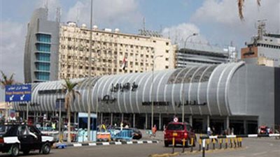 ضبط راكب يحاول تهريب 28 ألف دولار داخل حذائه بالمطار