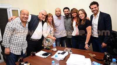 بالصور.. بروفات مسلسل «ولي العهد» بحضور أبطال العمل