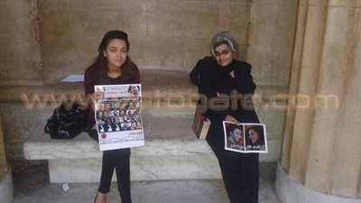 بالصور.. أسرة علاء عبد الفتاح تواصل الاعتصام بـ«دار القضاء» لليوم الثانى