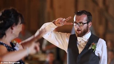 بالفيديو والصور.. والد العروس ووالدة العريس يسرقان أضواء حفل الزفاف