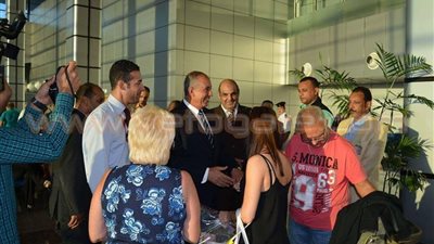 بالصور.. محافظ البحر الأحمر يلتقي السائحين بمطار الغردقة الدولي