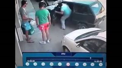 بالفيديو.. رجل يحرك سيارته بدفعة يد واحدة على طريقة «أنكل زيزو»