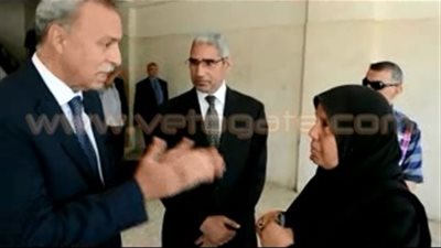 بالفيديو والصور.. مواطنة تستوقف محافظ قنا بسبب تأخر تسليم وحدات سكنية