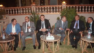 بالصور.. محافظ الفيوم يشارك رجال الشرطة إفطارهم الجماعي