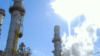 العاملون بشركة أبوقير للأسمدة يدخلون في اعتصام مفتوح بالإسكندرية